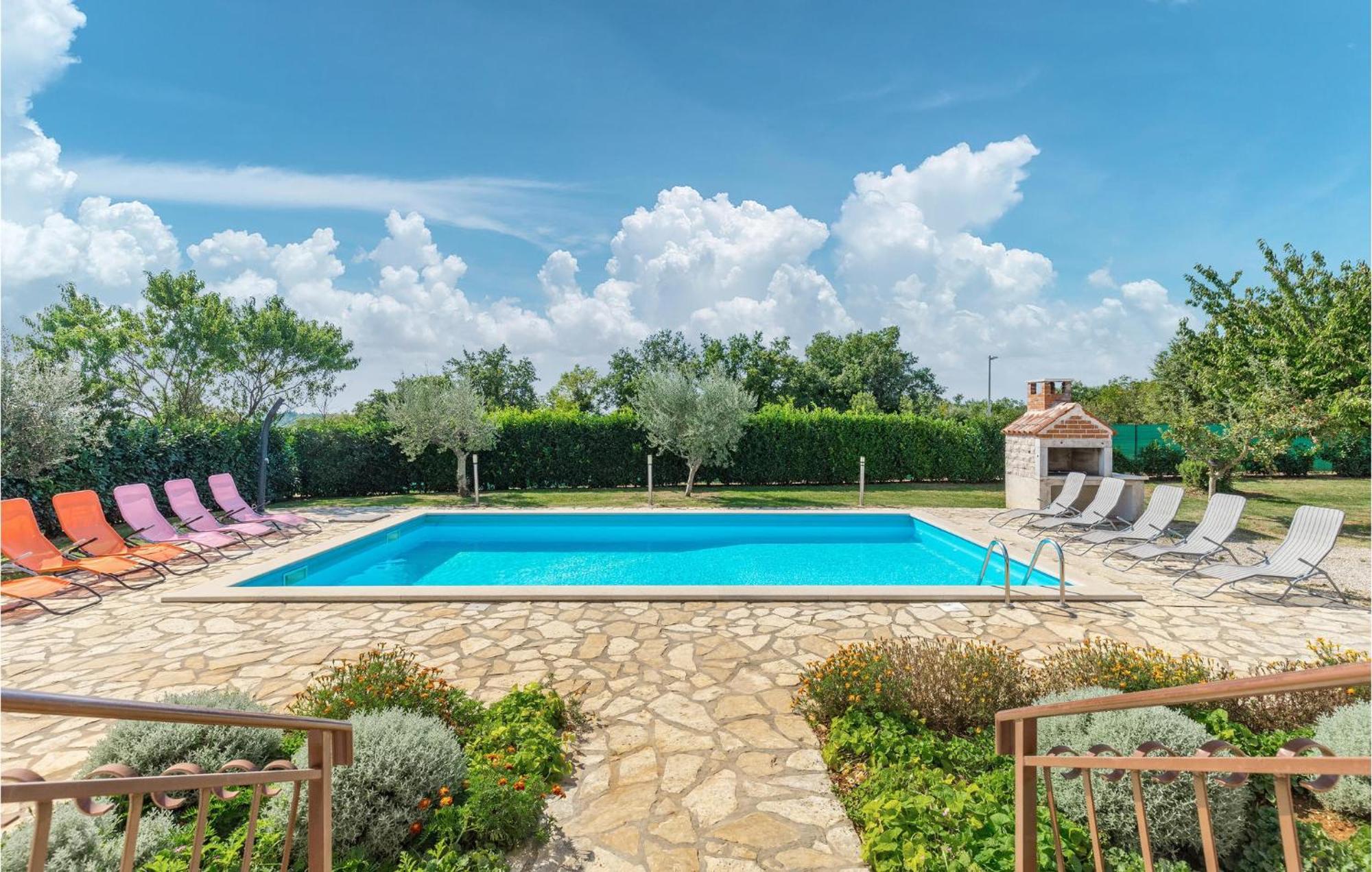 Beautiful Home In Visnjan With Wifi Luaran gambar